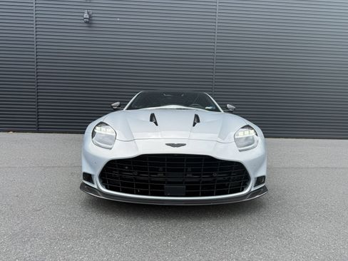 Used 2025 Aston Martin Vanquish RWD image 15