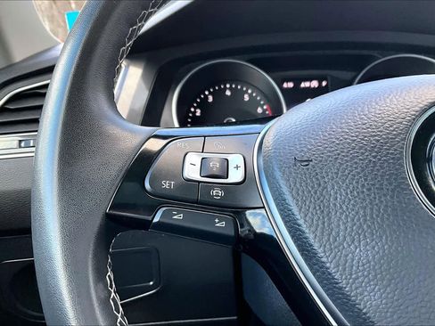 Used 2021 Volkswagen Tiguan SE w/ Panoramic Sunroof Package image 22