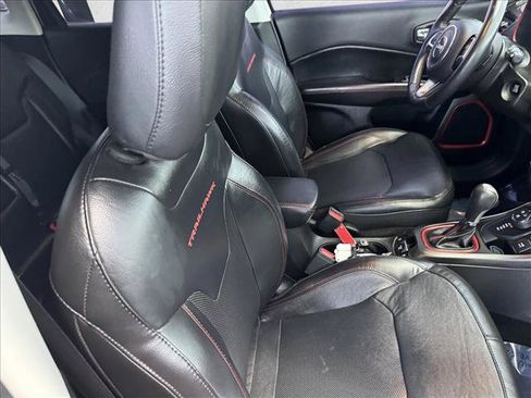 Used 2018 Jeep Compass Trailhawk w/ Leather Interior Group AWD/4WD image 18