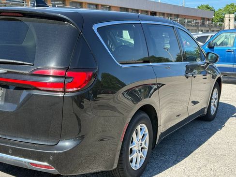 Used 2023 Chrysler Pacifica Touring-L FWD image 6
