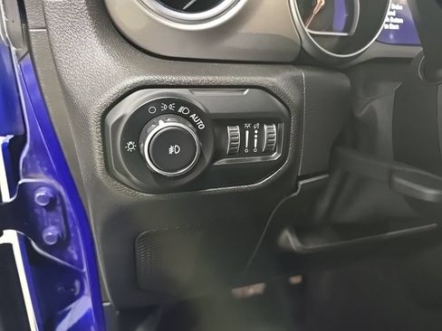 Used 2019 Jeep Wrangler Unlimited Sahara w/ Uconnect 4C Nav & Sound Group AWD/4WD image 14