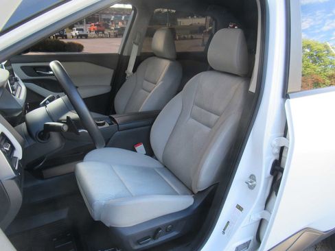 Used 2024 Nissan Rogue SV image 19