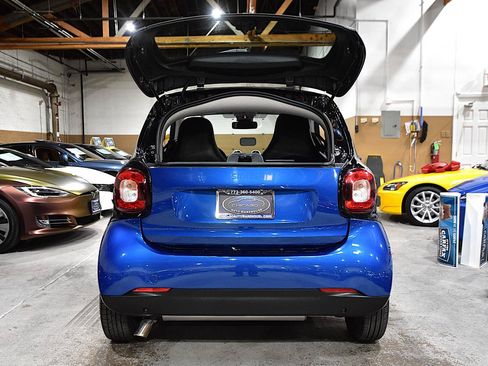 Used 2016 smart fortwo pure RWD image 26