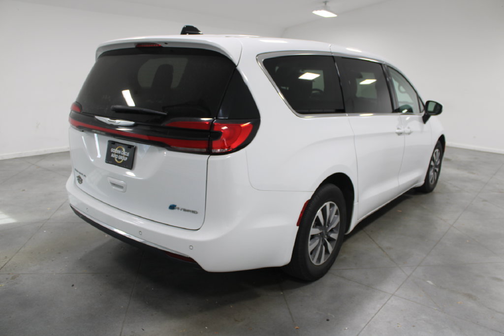 Used 2023 Chrysler Pacifica Touring-L FWD image 9