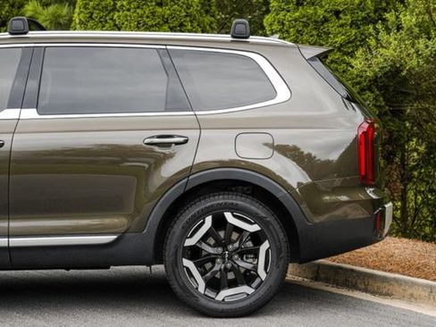 Used 2024 Kia Telluride S FWD image 11