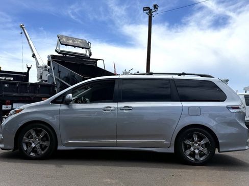 Used 2012 Toyota Sienna SE FWD image 2