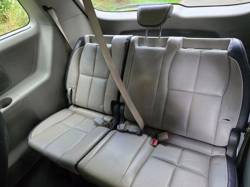 Used 2018 Kia Sedona EX image 16