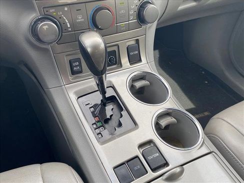 Used 2013 Toyota Highlander SE FWD image 18