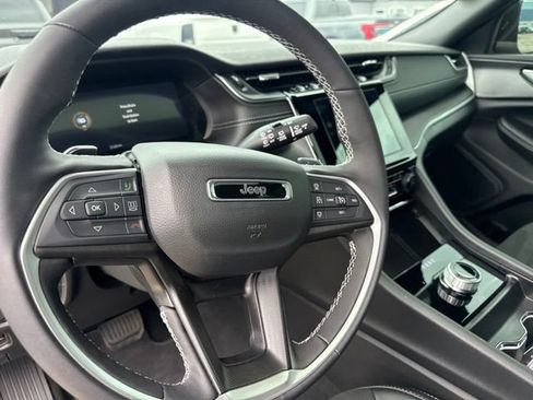 Used 2025 Jeep Grand Cherokee L Altitude AWD/4WD image 11