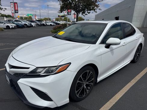 Used 2018 Toyota Camry SE w/ Moonroof Package FWD image 3