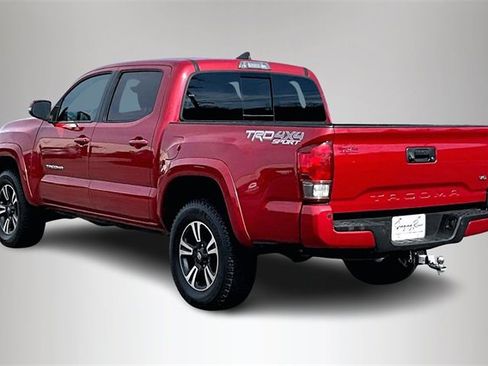 Used 2017 Toyota Tacoma TRD Sport image 4