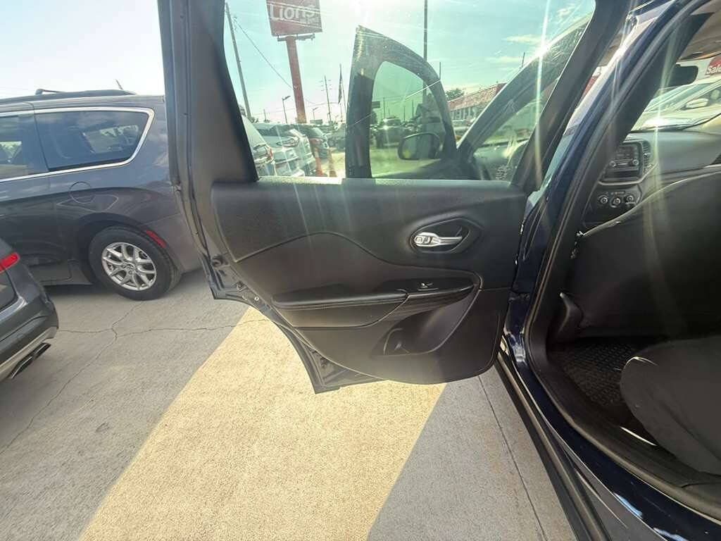 Used 2016 Jeep Cherokee Sport FWD image 15