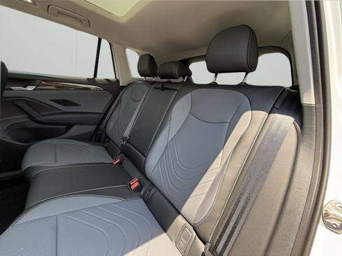 Used 2025 Volkswagen Tiguan SE AWD/4WD image 21