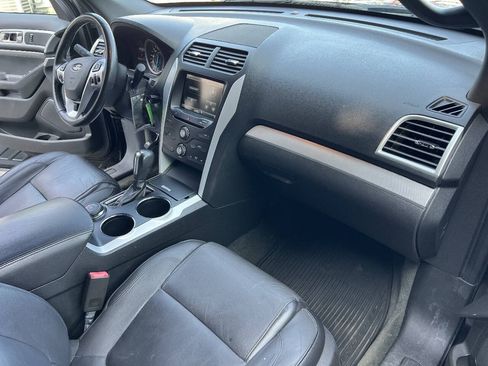 Used 2014 Ford Explorer XLT w/ Equipment Group 202A AWD/4WD image 16