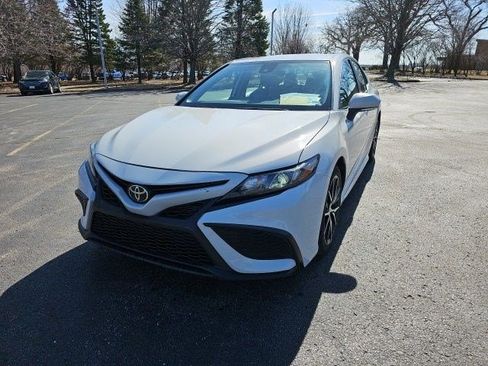 Used 2024 Toyota Camry SE image 2