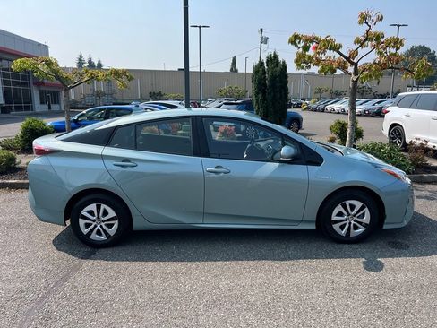 Used 2017 Toyota Prius Four FWD image 6