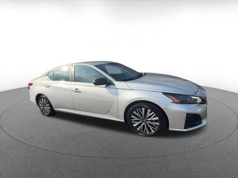 Used 2025 Nissan Altima 2.5 SV FWD image 2