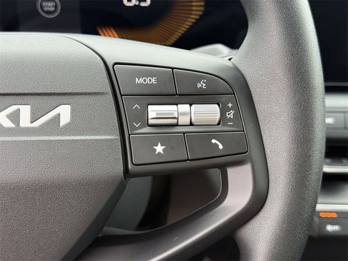 New 2025 Kia K4 LXS image 24