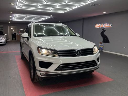 Used 2015 Volkswagen Touareg VR6 image 1