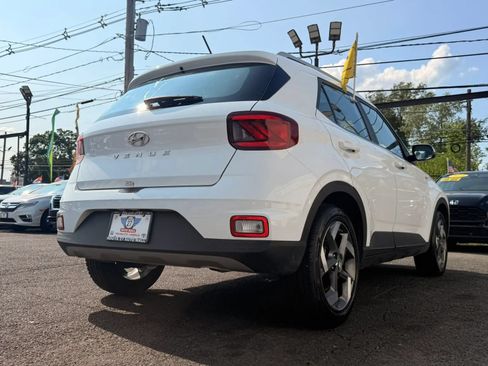Used 2025 Hyundai Venue SEL FWD image 9