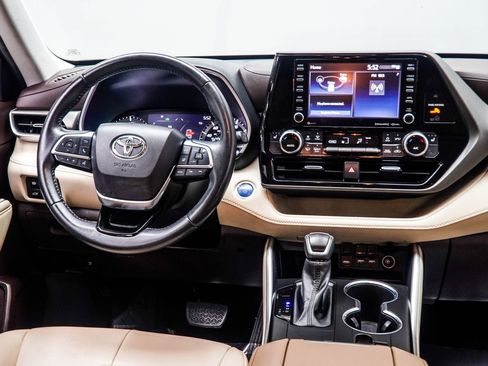 Used 2021 Toyota Highlander XLE FWD image 18