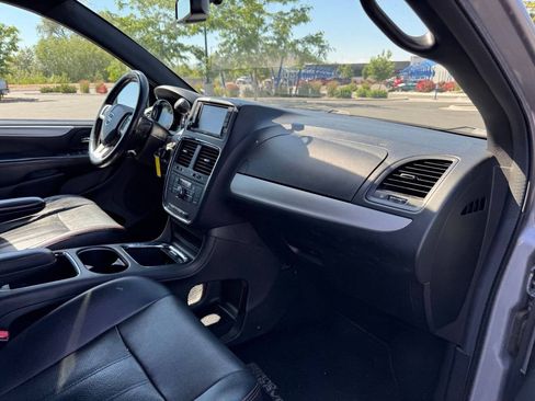 Used 2017 Dodge Grand Caravan GT FWD image 17