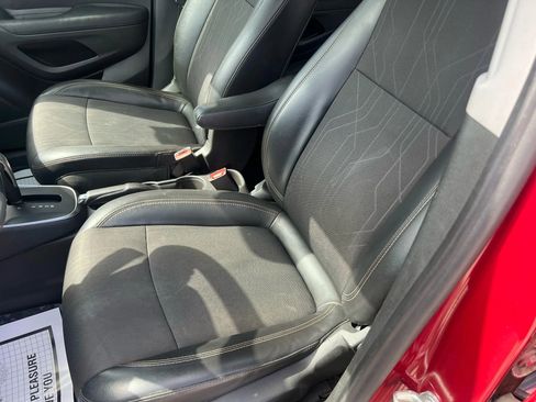Used 2020 Chevrolet Trax LT w/ LT Convenience Package FWD image 19