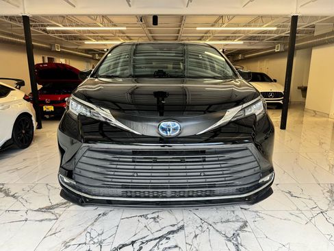Used 2022 Toyota Sienna XLE FWD image 4