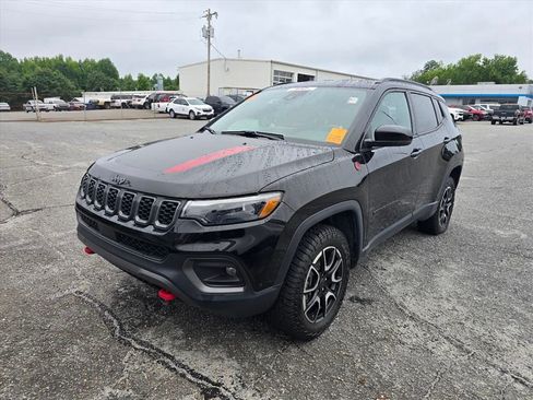 Used 2025 Jeep Compass Trailhawk w/ Trailhawk Elite Group AWD/4WD image 2