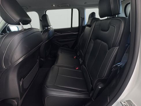 Used 2023 Jeep Grand Cherokee Limited image 17