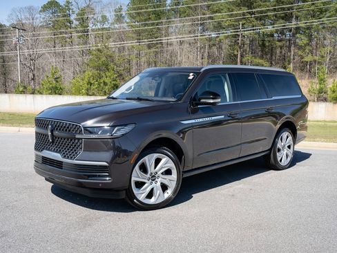 Used 2025 Lincoln Navigator L Reserve image 4