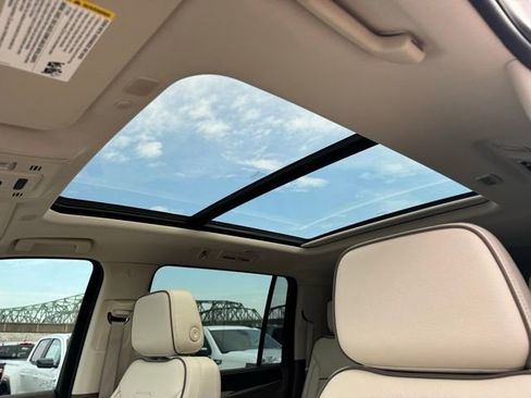 Used 2024 GMC Yukon XL Denali image 10