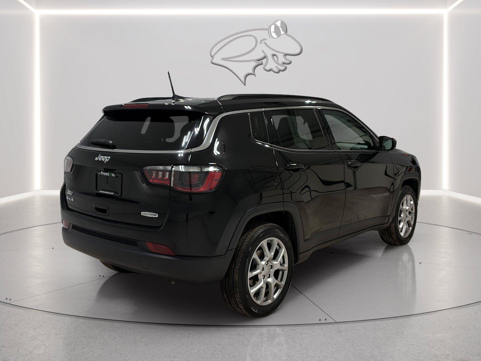 Used 2022 Jeep Compass Latitude w/ Sun and Sound Group AWD/4WD image 5