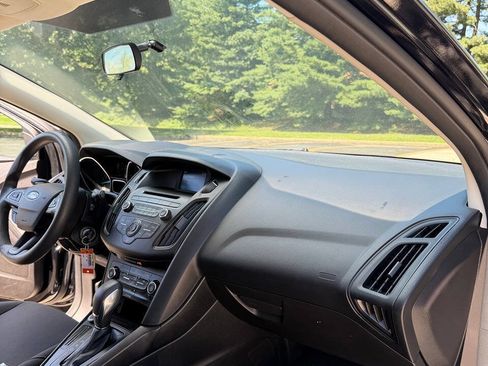 Used 2017 Ford Focus SE FWD image 28