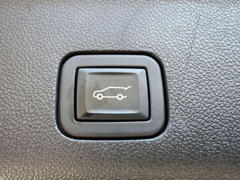 Used 2023 Chevrolet Tahoe Z71 w/ Z71 Off-Road Package AWD/4WD image 19