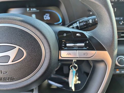 Used 2025 Hyundai Elantra SE image 13