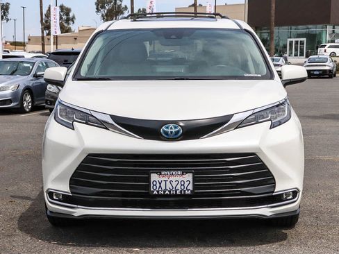 Used 2021 Toyota Sienna XLE w/ XLE Plus Package FWD image 2