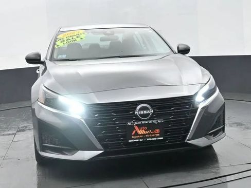 Used 2025 Nissan Altima 2.5 SV FWD image 3