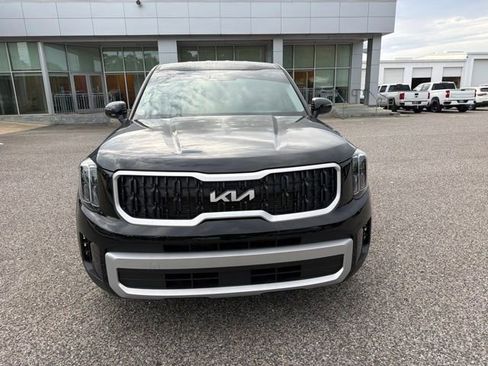 Used 2025 Kia Telluride LX FWD image 2