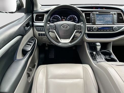 Used 2018 Toyota Highlander XLE image 29