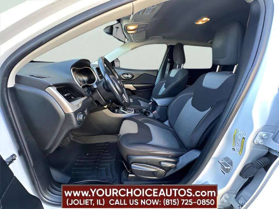 Used 2017 Jeep Cherokee Sport AWD/4WD image 11