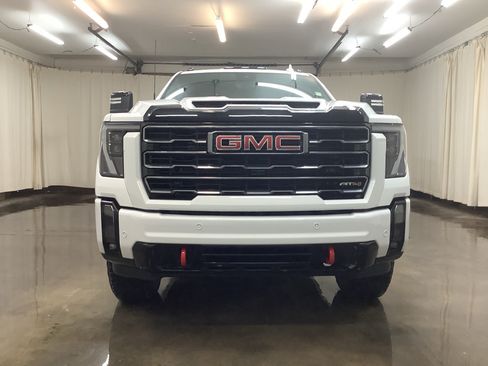 Used 2024 GMC Sierra 2500 AT4 w/ Technology Package AWD/4WD image 10
