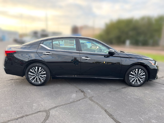 Used 2025 Nissan Altima 2.5 SV FWD image 6