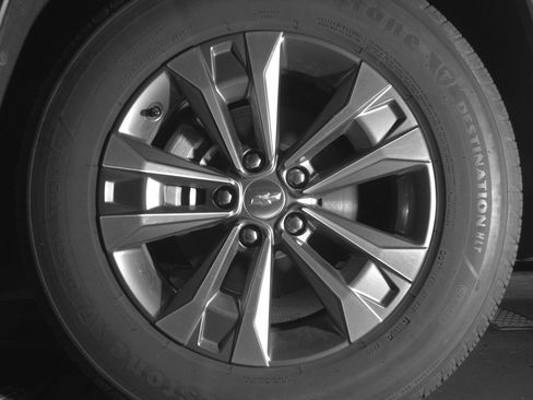 Used 2025 Chevrolet Equinox LT FWD image 12
