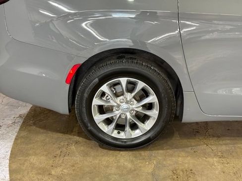 Used 2022 Chrysler Pacifica Touring-L AWD/4WD image 6