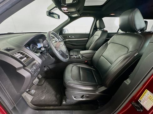 Used 2018 Ford Explorer XLT w/ Equipment Group 202A AWD/4WD image 13