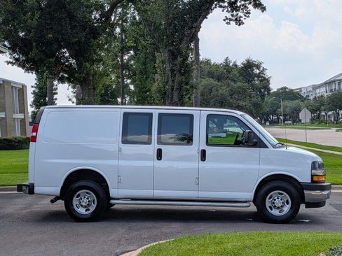 Used 2024 Chevrolet Express 2500 w/ Driver Convenience Package RWD image 4
