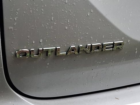 Used 2025 Mitsubishi Outlander SE FWD image 10