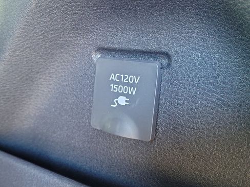 Used 2025 Toyota Sienna Platinum image 8