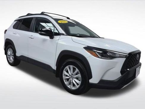 Certified 2025 Toyota Corolla Cross LE w/ Moonroof Package AWD/4WD image 18
